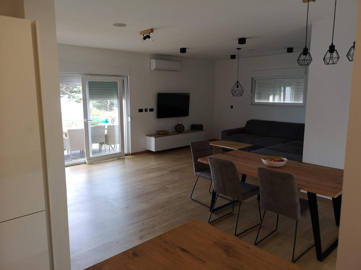 Villa Sara With Sea View And Private Heated Pool 奥米什 外观 照片