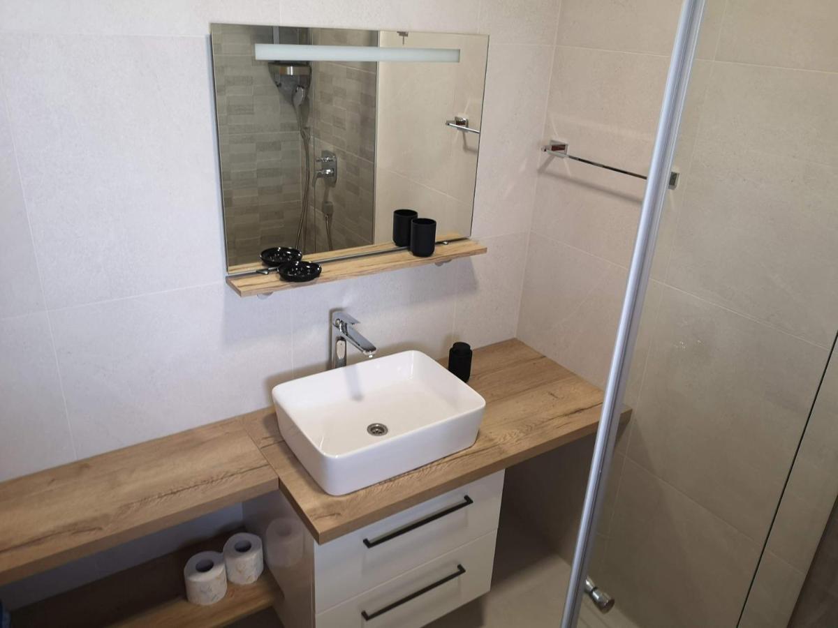 Villa Sara With Sea View And Private Heated Pool 奥米什 外观 照片