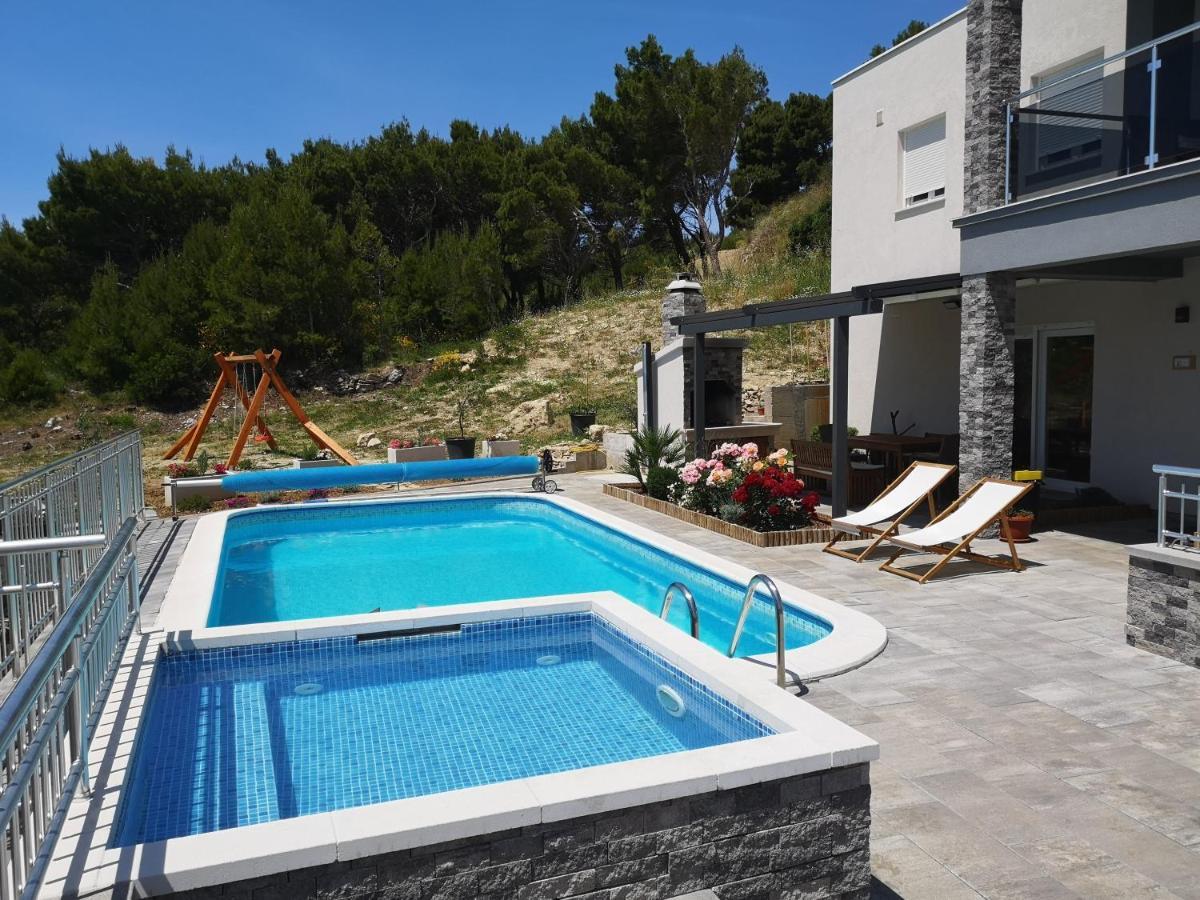 Villa Sara With Sea View And Private Heated Pool 奥米什 外观 照片