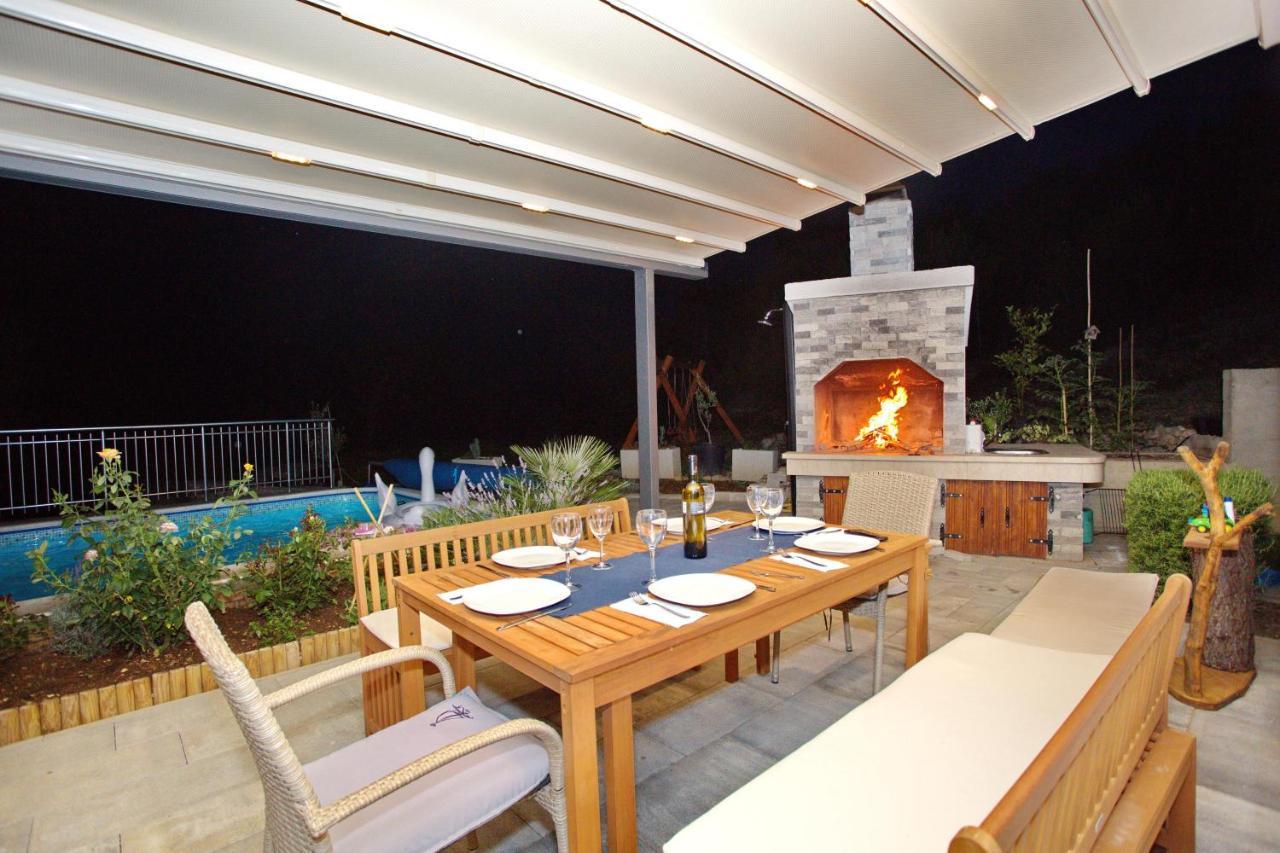 Villa Sara With Sea View And Private Heated Pool 奥米什 外观 照片
