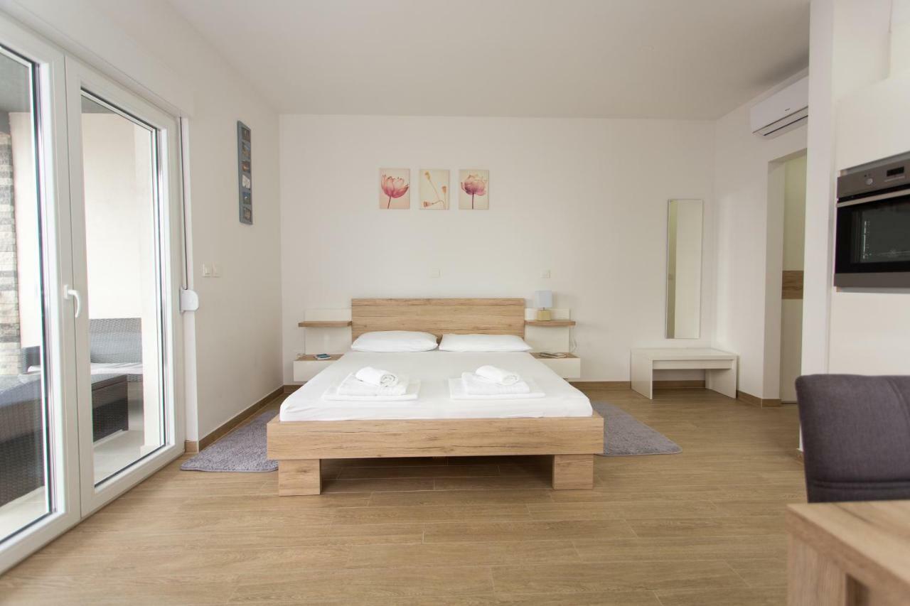 Villa Sara With Sea View And Private Heated Pool 奥米什 外观 照片