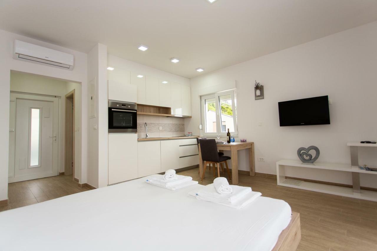 Villa Sara With Sea View And Private Heated Pool 奥米什 外观 照片