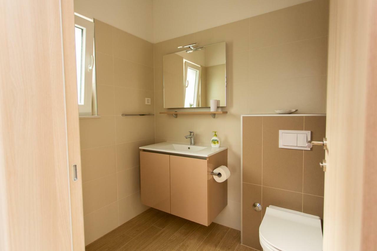 Villa Sara With Sea View And Private Heated Pool 奥米什 外观 照片