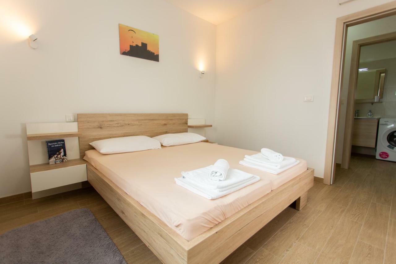 Villa Sara With Sea View And Private Heated Pool 奥米什 外观 照片